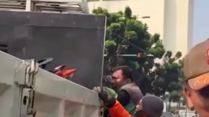 Dishub Jaktim mendatangi rumah ojol yang motornya diangkut karena parkir sembarangan. Dishub klarifikasi dan minta maaf atas penertiban diwarnai kegaduhan. (dok Istimewa/repro)