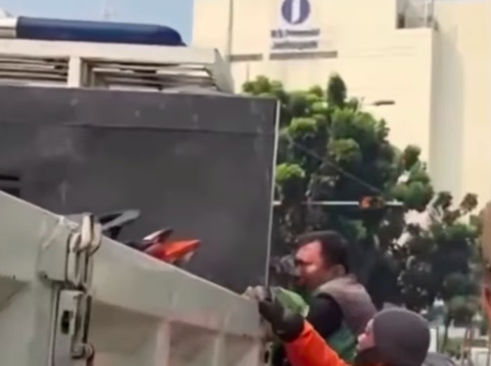 Dishub Jaktim mendatangi rumah ojol yang motornya diangkut karena parkir sembarangan. Dishub klarifikasi dan minta maaf atas penertiban diwarnai kegaduhan. (Dok. Istimewa/repro)