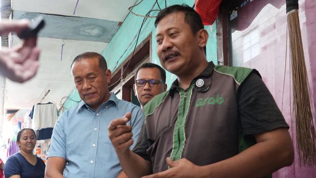 Dishub Jaktim mendatangi rumah ojol nan motornya diangkut lantaran parkir sembarangan. Dishub penjelasan dan minta maaf atas penertiban diwarnai kegaduhan. (dok Dishub Jaktim)