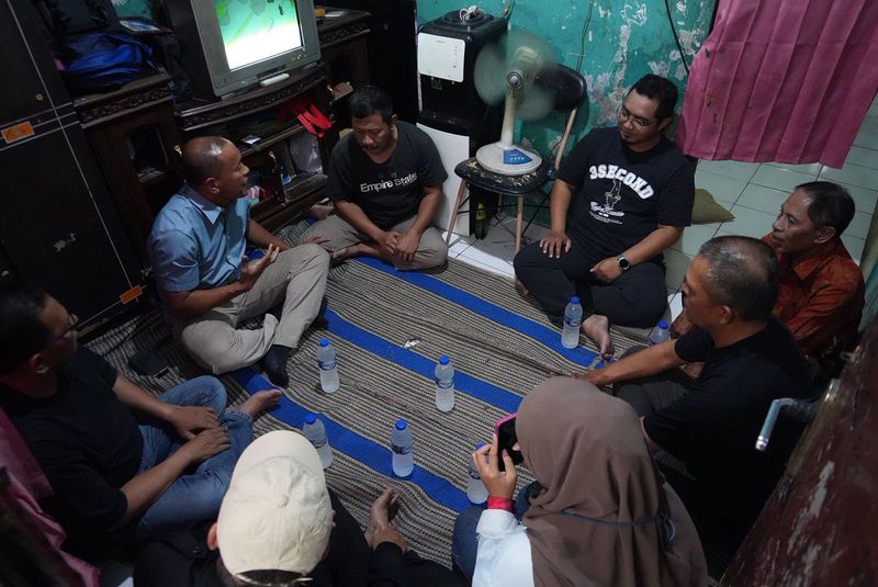 Dishub Jaktim mendatangi rumah ojol nan motornya diangkut lantaran parkir sembarangan. Dishub penjelasan dan minta maaf atas penertiban diwarnai kegaduhan. (dok Dishub Jaktim)
