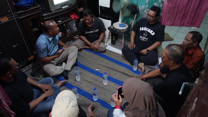 Dishub Jaktim mendatangi rumah ojol yang motornya diangkut karena parkir sembarangan. Dishub klarifikasi dan minta maaf atas penertiban diwarnai kegaduhan. (dok Dishub Jaktim)