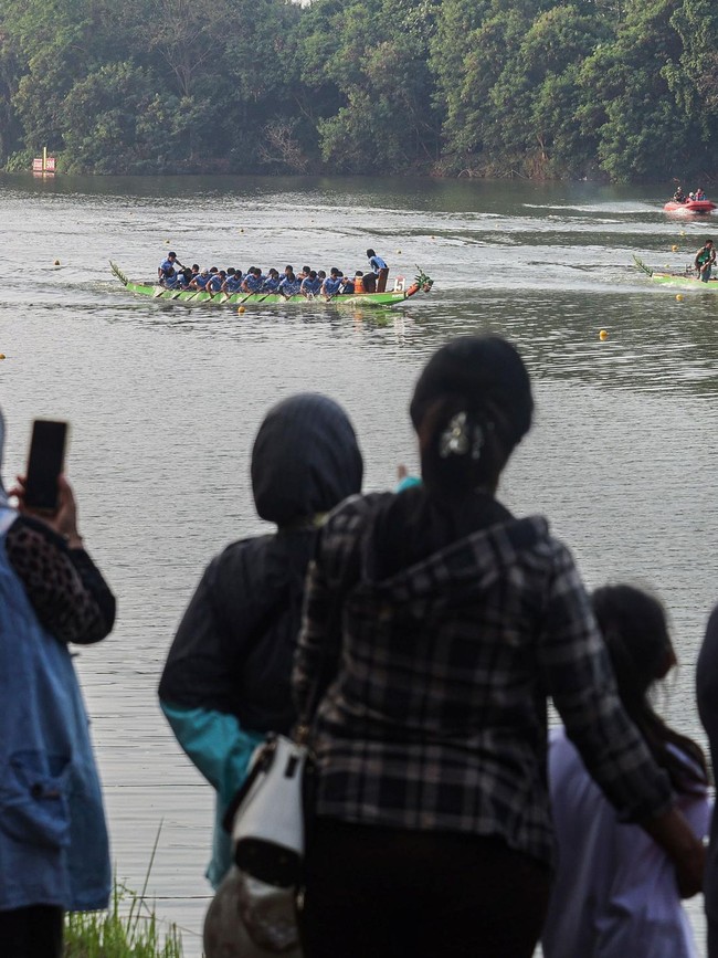 Festival Balap Perahu Naga Meriahkan Situ Cipule