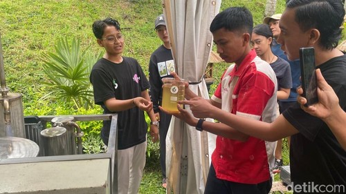 Get Plastic Indonesia menunjukkan proses pengolahan sampah plastik menjadi BBM di Museum Pustaka Lontar, Karangasem, Bali, Sabtu (20/6/2026). (Foto: I Wayan Selamat Juniasa/detikBali)
