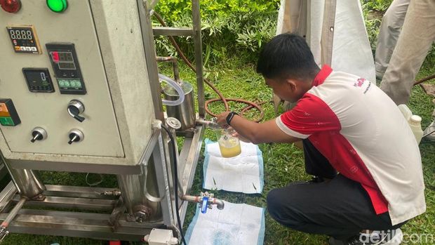 Get Plastic Indonesia menunjukkan proses pengolahan sampah plastik menjadi BBM di Museum Pustaka Lontar, Karangasem, Bali, Sabtu (20/6/2026). (Foto: I Wayan Selamat Juniasa/detikBali)