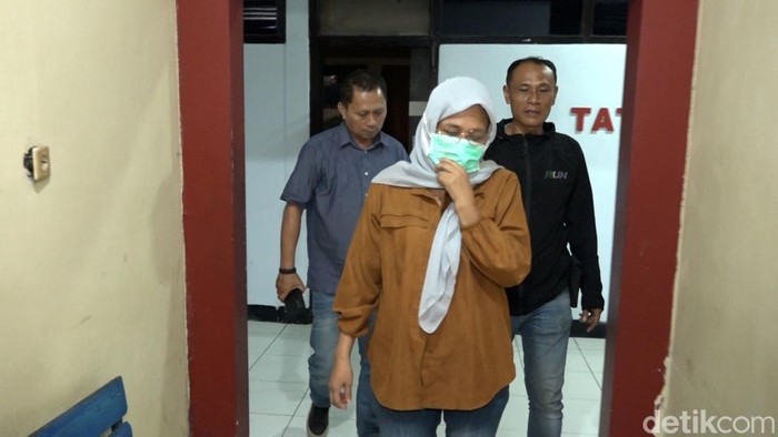Ibu pembuang bayi dalam kardus di Makassar saat ditangkap.