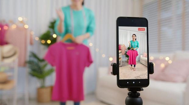 Ilustarsi melihat Tiktok. (Freepik)