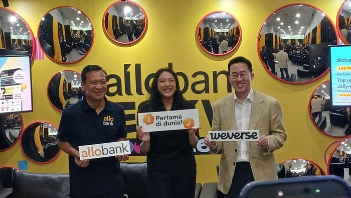 Ari Yanuanto Asan (Direktur Utama PT Allo Bank Indonesia Tbk), Putri Tanjung (Chief Experience Officer dari Allo Bank) dan Sunghoon Bhang (Corporate Strategy Vice President Weverse).