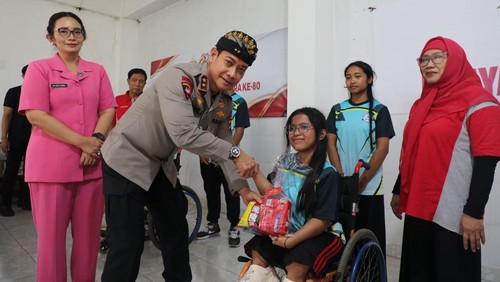 Kapolda Bali Irjen Daniel Adityajaya menyerahkan bingkisan kepada anak-anak YPAC Bali dalam rangka memperingati Hari Bhayangkara ke-80. (Foto: Dok. Polda Bali)