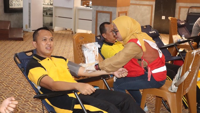 Kapolres Musi Banyuasin AKBP Ruri Prastowo melakukan donor darah dalam rangka memperingati HUT Bhayangkara ke-80