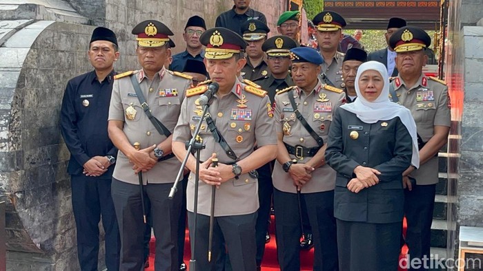 Kapolri Jenderal Listyo Sigit Prabowo saat ziarah ke makam Bung Karno di Blitar