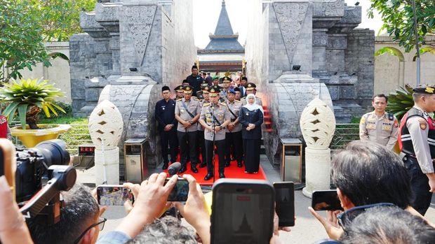 Kapolri Jenderal Listyo Sigit Prabowo melanjutkan rangkaian ziarah ke Makam Bung Karno di Blitar, Sabtu (20/6). (Foto: Dok. Polri.)