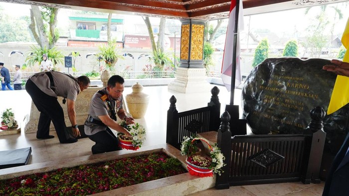 Kapolri Jenderal Listyo Sigit Prabowo melanjutkan rangkaian ziarah tokoh bangsa dalam rangka menyambut Hari Bhayangkara ke-80, Sabtu (20/6).