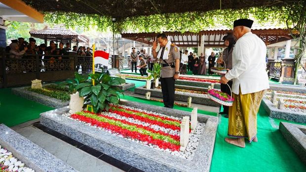 Kapolri Jenderal Listyo Sigit Prabowo kunjungan ke makam Presiden ke-4 Republik Indonesia KH Abdurrahman Wahid namalain Gus Dur, Sabtu (20/6).
