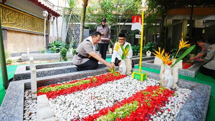 Kapolri Jenderal Listyo Sigit Prabowo ziarah ke makam Presiden ke-4 RI KH Abdurrahman Wahid (Gus Dur) sebagai penghormatan perjuangan para tokoh bangsa. (dok Polri)