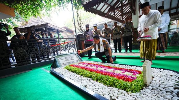 Kapolri Jenderal Listyo Sigit Prabowo ziarah ke makam Presiden ke-4 RI KH Abdurrahman Wahid (Gus Dur) sebagai penghormatan perjuangan para tokoh bangsa. (dok Polri)