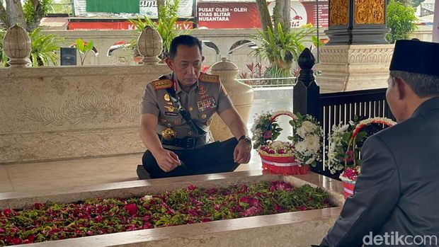 Jelang HUT Bhayangkara ke-80, Kapolri Ziarah ke Makam Bung Karno, di Blitar Jawa Timur Sabtu (20/06). Kapolri Listyo didampingi Kapolda Jatim Irjen Pol Nanang Avianto, Gubernur Jatim Khofifah Indar Parawansa serta kepala wilayah Blitar Raya.