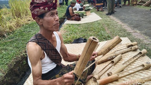 Kapuakan, alat pengusir burung tradisional yang masih dilestarikan oleh I Made Swastika di Desa Jatiluwih, Kecamatan Penebel, Tabanan.