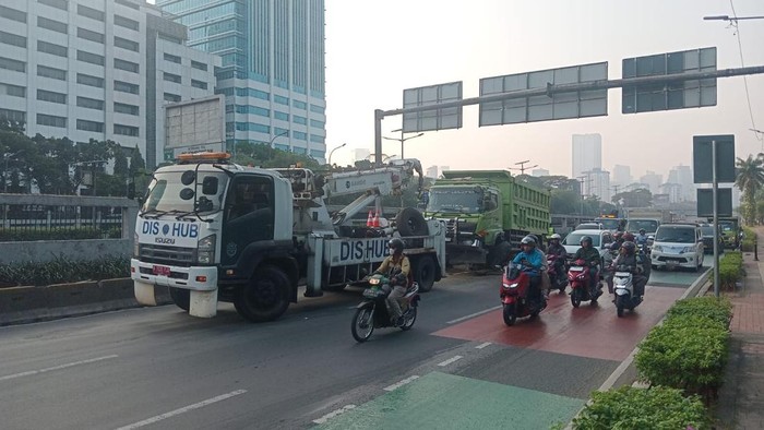 Kecelakaan truk tanah terjadi di Jalan Gatot Subroto, menabrak separator Transjakarta. (dok.TMC Polda Metro Jaya)