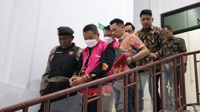 Kejari Batang menahan eks Kepala Puskesmas Blado II Batang terkait dugaan korupsi dana BOK, Jumat (19/6/2026).