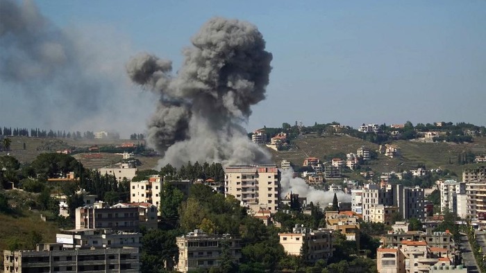 Kepulan asap menjulang dari wilayah Nabatieh, Lebanon bagian selatan, yang digempur Israel pada Juni lalu saat gencatan senjata berlangsung (dok. AFP/ABBAS FAKIH) 