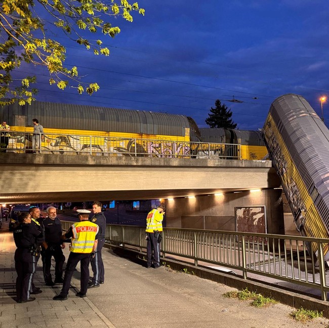 Kereta Barang Anjlok Usai Tabrakan di Munich, Dua Gerbong Jatuh dari Jembatan