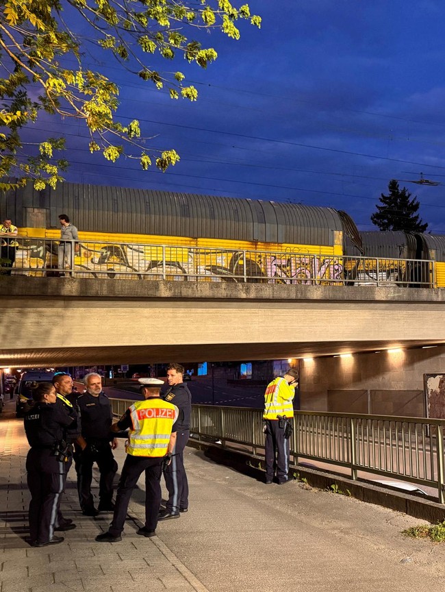 Kereta Barang Anjlok Usai Tabrakan di Munich, Dua Gerbong Jatuh dari Jembatan