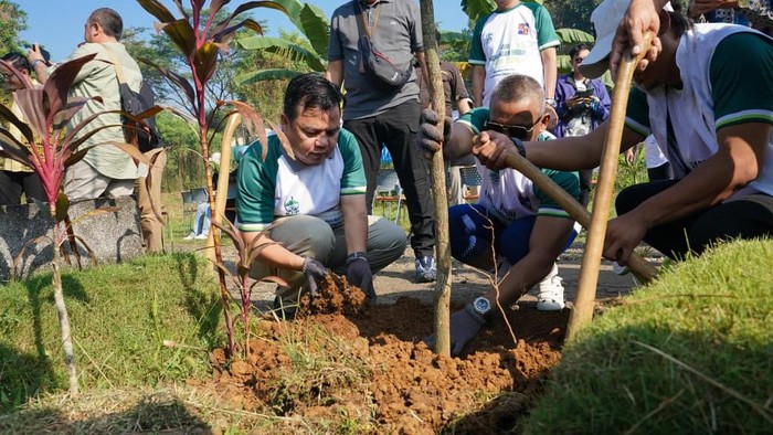 Ketua DPRD Kota Bogor, Dr. Adityawarman Adil melakukan penanaman pohon