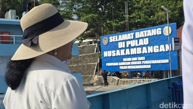 Ketua Komisi IV DPR RI Siti Hediati Soeharto alias Titiek Soeharto didampingi Menteri Imipas Agus Andrianto mengunjungi Pulau 'Penjara' Nusakambangan, Cilacap. (Audrey S/detikcom)