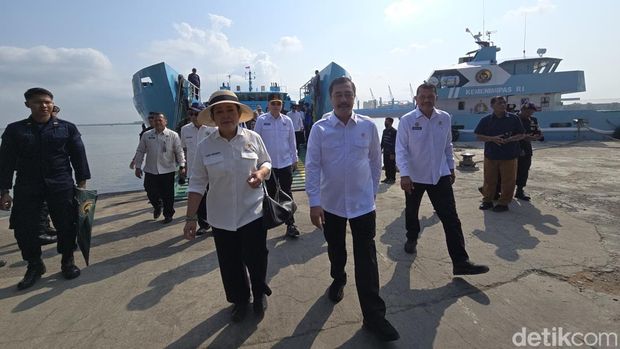 Ketua Komisi IV DPR RI Siti Hediati Soeharto alias Titiek Soeharto didampingi Menteri Imipas Agus Andrianto mengunjungi Pulau 'Penjara' Nusakambangan, Cilacap. (Audrey S/detikcom)