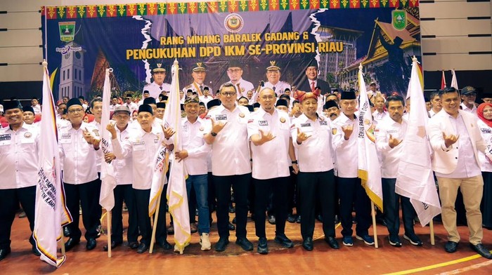 Ketua Umum DPP Ikatan Keluarga Minang (IKM) Andre Rosiade bersama Sekjen DPP IKM Braditi Moulevey melantik pengurus DPD IKM kabupaten dan kota se-Riau. (dok Ist)