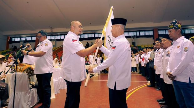 Ketua Umum DPP Ikatan Keluarga Minang (IKM) Andre Rosiade berbareng Sekjen DPP IKM Braditi Moulevey melantik pengurus DPD IKM kabupaten dan kota se-Riau. (dok Ist)