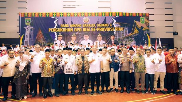 Ketua Umum DPP Ikatan Keluarga Minang (IKM) Andre Rosiade berbareng Sekjen DPP IKM Braditi Moulevey melantik pengurus DPD IKM kabupaten dan kota se-Riau. (dok Ist)