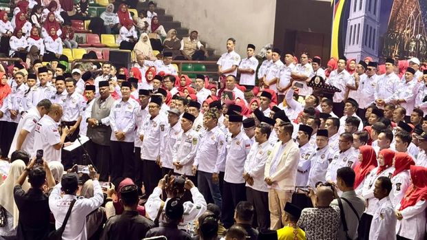 Ketua Umum DPP Ikatan Keluarga Minang (IKM) Andre Rosiade berbareng Sekjen DPP IKM Braditi Moulevey melantik pengurus DPD IKM kabupaten dan kota se-Riau. (dok Ist)