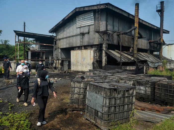 Petugas Penegakan Hukum (Gakkum) Kementerian Lingkungan Hidup berjalan di dekat tempat penampungan oli bekas di PT Beringin Petroleum Energy, Panongan, Kabupaten Tangerang, Banten, Sabtu (20/6/2026).  Kementerian Lingkungan Hidup menyegel pabrik pengolahan oli bekas yang mengelola limbah bahan berbahaya dan beracun (B3) karena diduga melanggar ketentuan teknis terkait persetujuan lingkungan sehingga menyebabkan pencemaran udara, tanah dan air di wilayah tersebut. ANTARA FOTO/Putra M. Akbar/nym.
