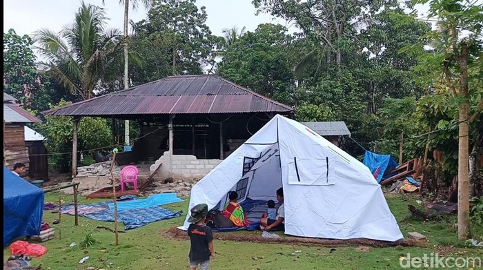 Kondisi pengungsian darurat di dekat rumah warga yang rusak imbas gempa di Sigi.