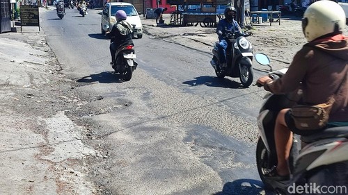 Kondisi ruas Jalan Gunung Tangkuban Perahu, Padangsambian, Denpasar dan Jalan Padang Kartika, Kamis (18/6/2026).