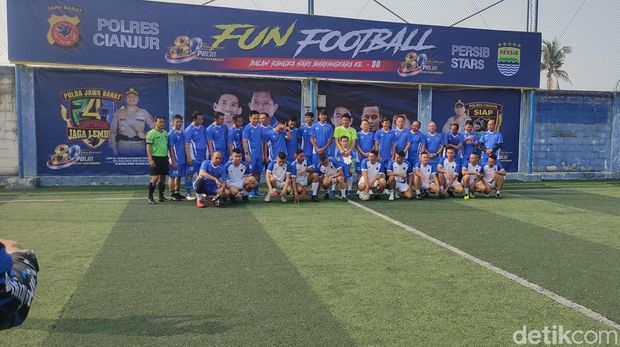 Laga persahabatan bintang Persib vs Polisi di Cianjur Laga persahabatan bintang Persib vs Polisi di Cianjur