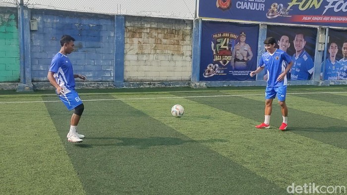 Laga persahabatan bintang Persib vs Polisi di Cianjur