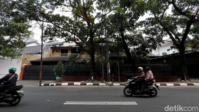Lokasi kecelakaan maut di Jalan Leuser, Jakarta Selatan, menewaskan siswi SMAN 6 akibat motor tersangkut kabel. (Rumondang/detikcom)