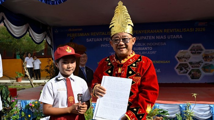 Mendikdasmen Abdul Muti dan Murid SD Negeri 077279 Siofabanua Nasya Losefa Zega.