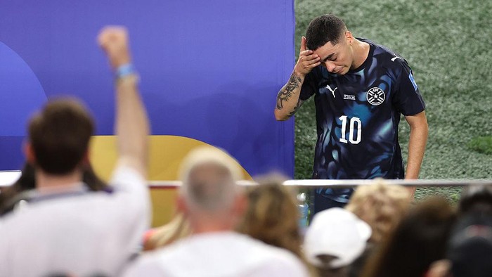SANTA CLARA, CALIFORNIA - JUNE 19: Miguel Almiron #10 of Paraguay reacts after receiving a red card for covering his mouth while talking to another player during the FIFA World Cup 2026 Group D match between Türkiye and Paraguay at San Francisco Bay Area Stadium on June 19, 2026 in Santa Clara, California. (Photo by Stu Forster/Getty Images)