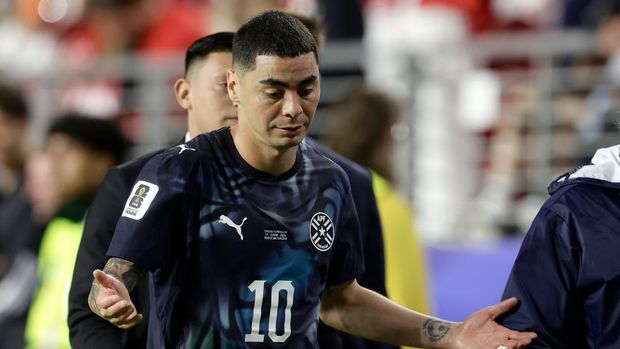 SAN FRANCISCO BAY AREA, UNITED STATES - JUNE 19: Miguel Almiron of Paraguay leaves the pitch after receiving a red card during the  World Cup match between Turkey  v Paraguay at the San Francisco Bay Area Stadium on June 19, 2026 in San Francisco Bay Area United States (Photo by Eric Verhoeven/Soccrates/Getty Images)