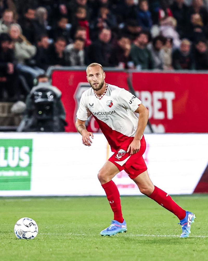Mike van der Hoorn. Mike van der Hoorn.