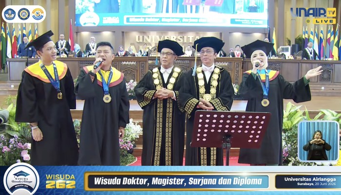 Momen Anang Hermansyah, Ashanty, dan Azriel menyanyi saat wisuda di Unair Momen Anang Hermansyah, Ashanty, dan Azriel menyanyi saat wisuda di Unair