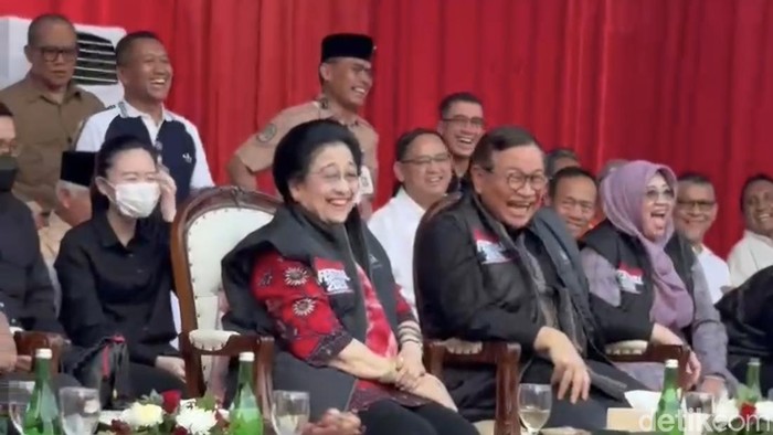 Momen Megawati tertawa saat saksikan lomba peserta lomba impersonate yang menirukan dirinya