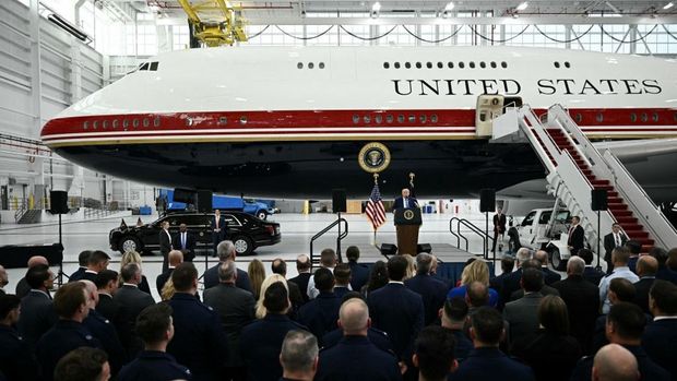 Momen peresmian pesawat Air Force One baru oleh Trump di Joint Base Andrews pada Jumat (19/6)