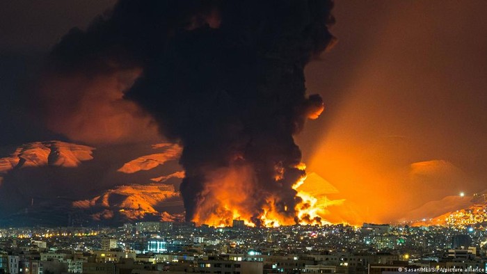 Bisakah perang di Iran dan krisis energi mempercepat penghentian penggunaan minyak dan batu bara? (Sasan/MEI/SIPA/picture alliance)