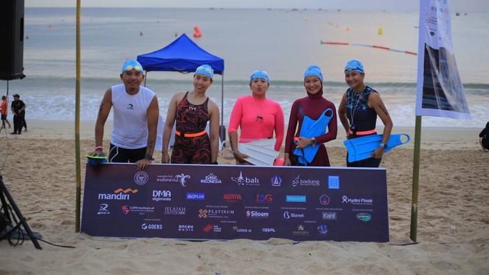 Oceanman Bali 2026 telah resmi bergulir. 900 peserta dari 27 negara saling berlomba menaklukan lintasan laut terbuka.

Ajang ini berlangsung di Pantai Kedonganan, Bali. Race diawali dengan kategori Oceanfins 2KM, Oceankids 500M, dan Oceanteams 3x50