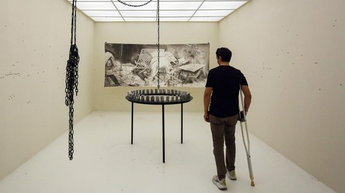 Pengunjung berfoto di pintu masuk area pameran saat pameran seni rupa  ARTJOG 2026 bertajuk ARS LONGA: GENERATIO di Jogja National Museum (JNM), Yogyakarta, Sabtu (20/6/2026). Perhelatan seni bertaraf internasional yang menjadi ruang pertemuan antara karya, seniman, dan penikmat seni dari berbagai latar belakang itu berlangsung hingga 30 Agustus 2026. ANTARA FOTO/Andreas Fitri Atmoko/sgd