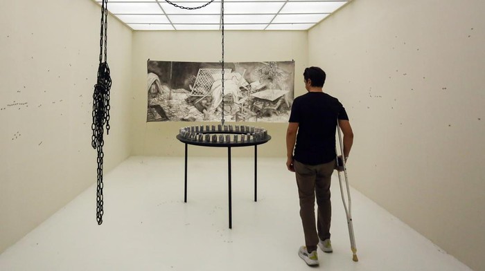 Pengunjung berfoto di pintu masuk area pameran saat pameran seni rupa  ARTJOG 2026 bertajuk ARS LONGA: GENERATIO di Jogja National Museum (JNM), Yogyakarta, Sabtu (20/6/2026). Perhelatan seni bertaraf internasional yang menjadi ruang pertemuan antara karya, seniman, dan penikmat seni dari berbagai latar belakang itu berlangsung hingga 30 Agustus 2026. ANTARA FOTO/Andreas Fitri Atmoko/sgd